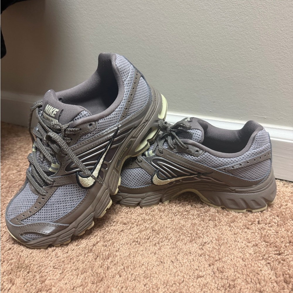 Nike Women's Gray Mesh Running Sneakers with Light Yellow Accents